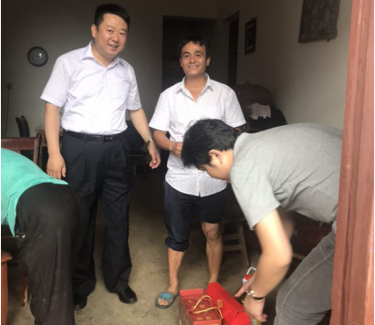 情系貧困戶(hù)  粽香暖民心——南昌城投集團開(kāi)展端午節前走訪(fǎng)慰問(wèn)活動(dòng)