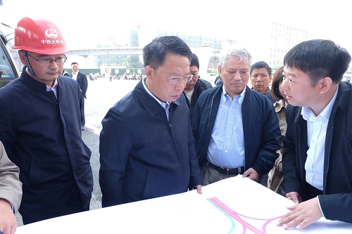 南昌市委副書(shū)記、市長(cháng)劉建洋視察洪都大道快速化改造工程