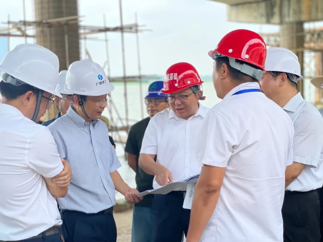 副市長(cháng)宋鈾調研沿江中北大道道路提升改造工程