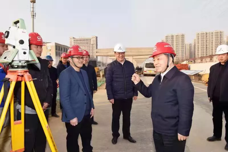 江西省委副書(shū)記、代省長(cháng)葉建春看望慰問(wèn)九洲高架東延項目一線(xiàn)職工